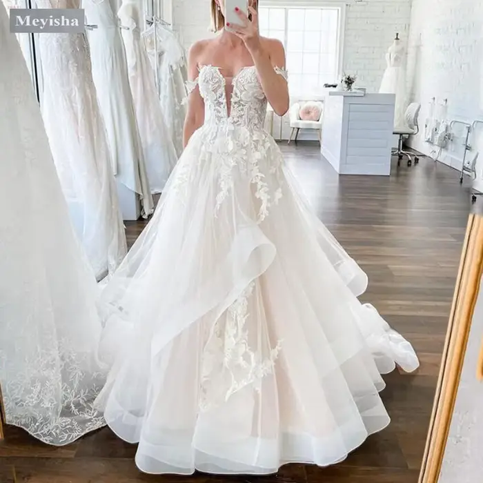 Robes de mariée classiques personnalisées pour les mariées
