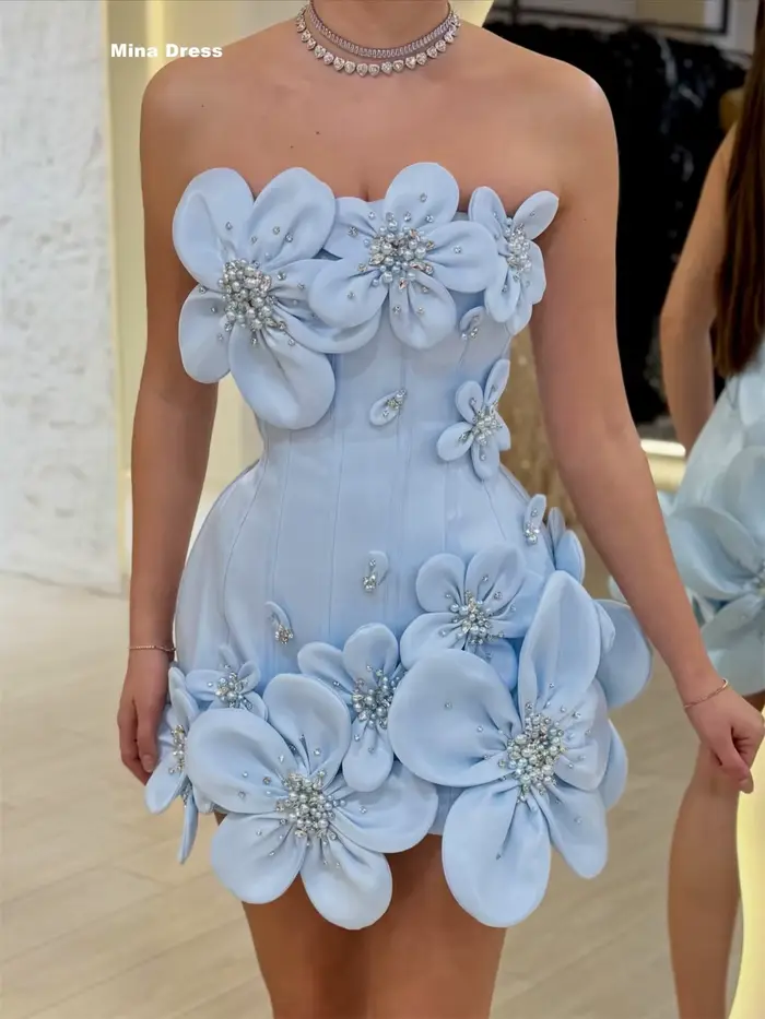 Robe de bal courte personnalisée Mina — Sans bretelles, ornée de broderies florales 3D en perles ; conçue avec un décolleté en cœur ou carré