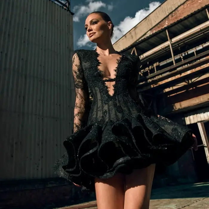 Robe de cocktail mini sexy en dentelle noire à manches longues