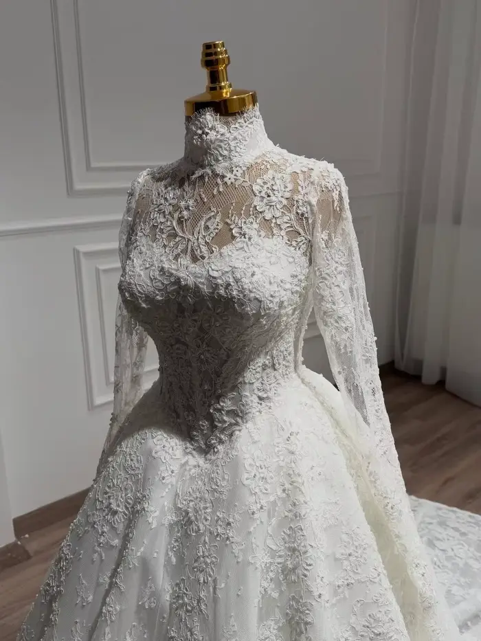 Robe de mariée élégante en dentelle perlée à manches longues et col montant