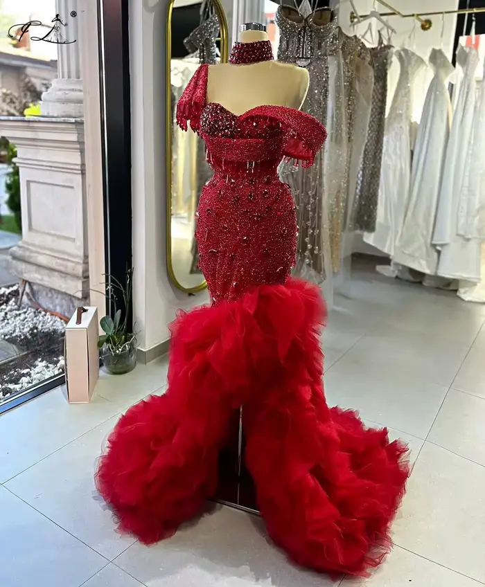 Robe de haute couture rouge irrégulière