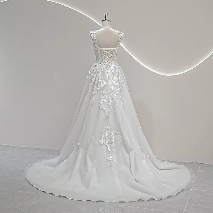 Robe de mariée bohème sur mesure avec train de 50 cm, ivoire, col carré, dentelle et perles pour cérémonie de plage ou événement romantique