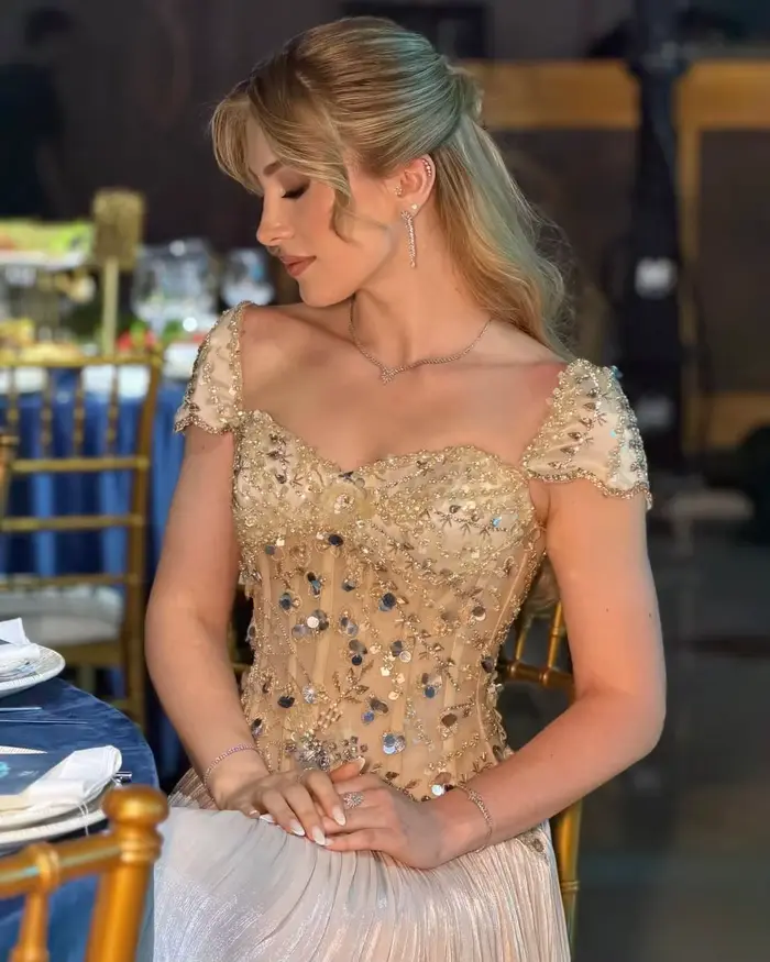 Robe de soirée avec décolleté en cœur et manches courtes