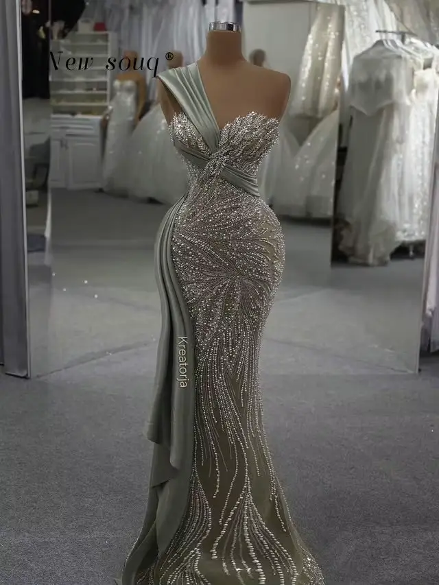 Robe de soirée vert sauge asymétrique sirène longue, personnalisée, élégante, ornée de cristaux et d