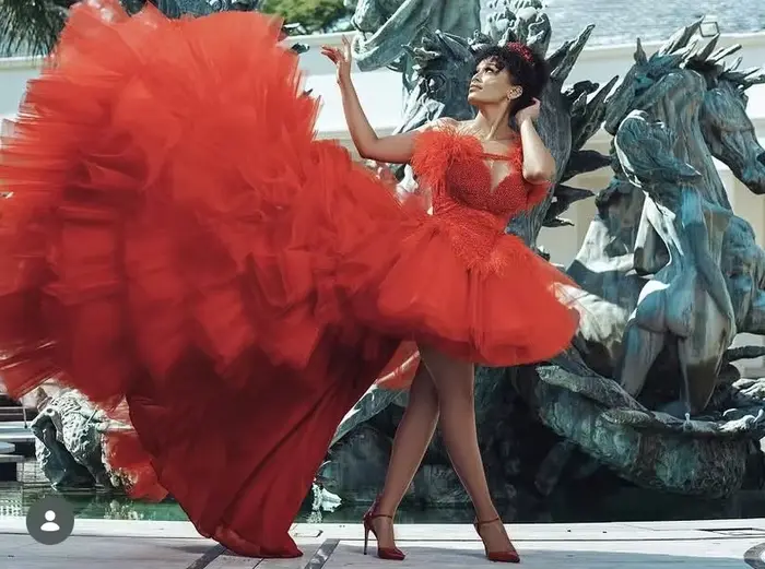 Robe de bal rouge asymétrique longue en tulle avec perles et plumes élégante pour femmes occasions spéciales soirée festive