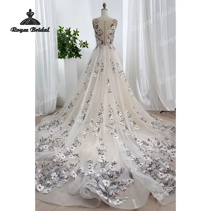 Robe de mariée en mousseline de soie avec motifs floraux forestiers, coupe trapèze, épaules dénudées, brodées, personnalisables, idéales pour les mariages traditionnels ou de plage