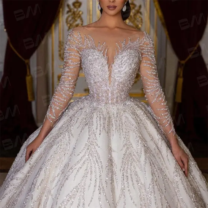 Robe de mariée exquise en polyester, mousseline et dentelle avec train de chapelle et décolleté en cuillère pour femmes occasions spéciales
