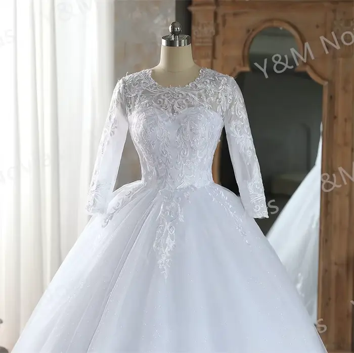 Robe de mariée vintage blanche avec manches princesses, col rond, dentelle et broderies pour femmes, idéale pour les mariages et autres cérémonies importantes