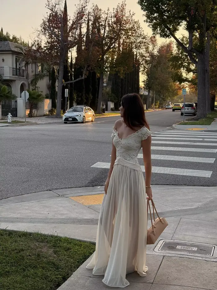 Robe de soirée beige en mousseline de soie avec dentelle et col en V