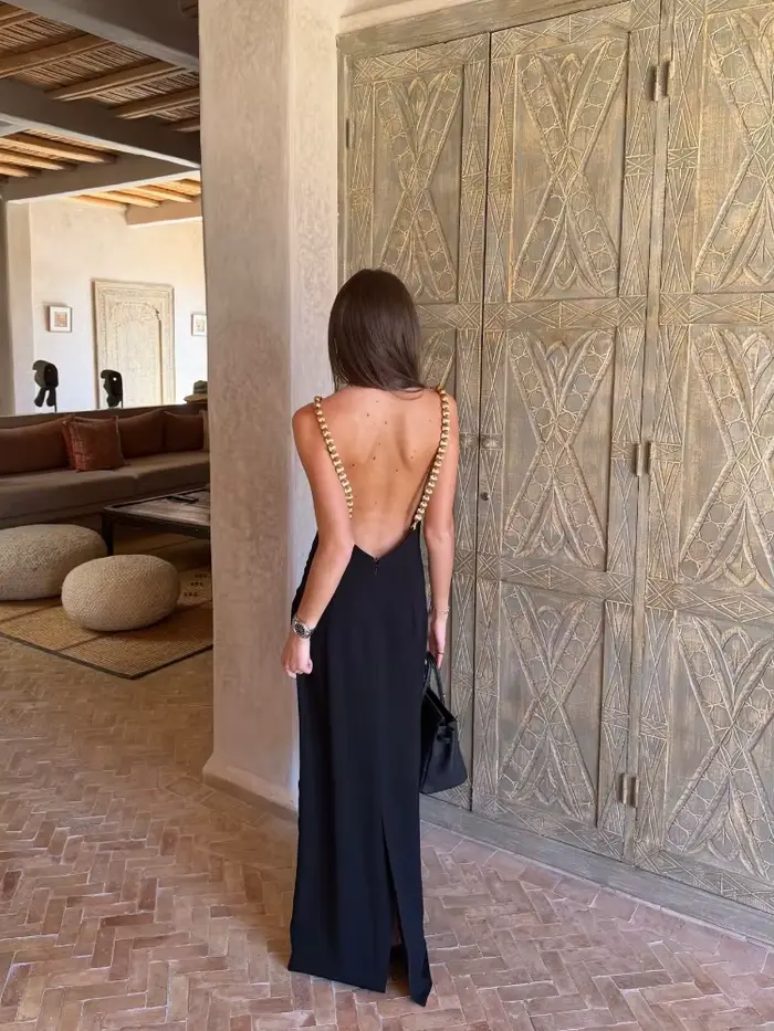 Robe longue noire pour femme avec chaîne perlée dorée
