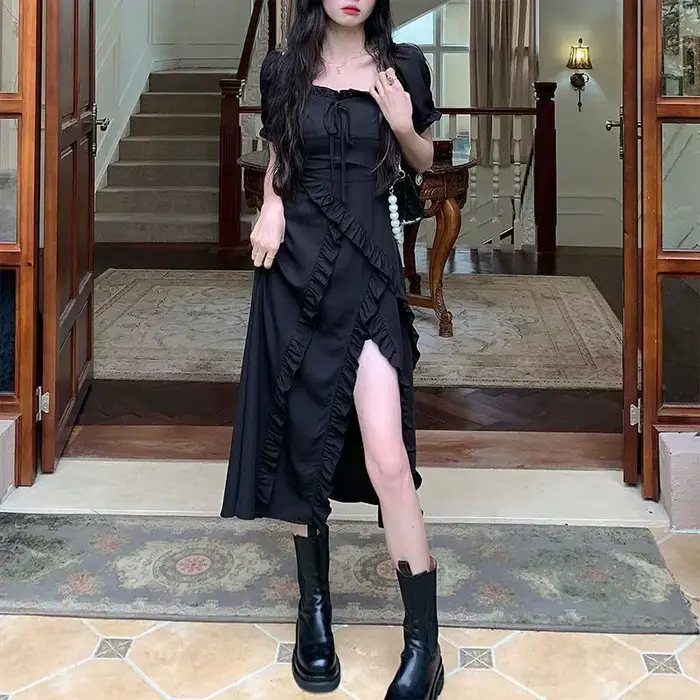 Robe noire élégante de la collection automne-hiver 2025 pour femmes avec col en V et patchwork, idéale pour soirées et événements professionnels