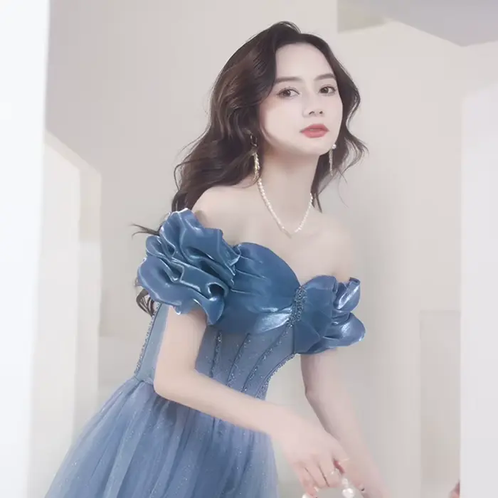 Robe de soirée bleue personnalisée style classique avec train de balayage pour femmes occasions spéciales晚会蓝色定制晚礼服女士特殊场合穿着经典款带拖尾