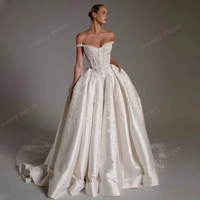Robe de mariée épaules dénudées en satin avec perles et dentelle brodée
