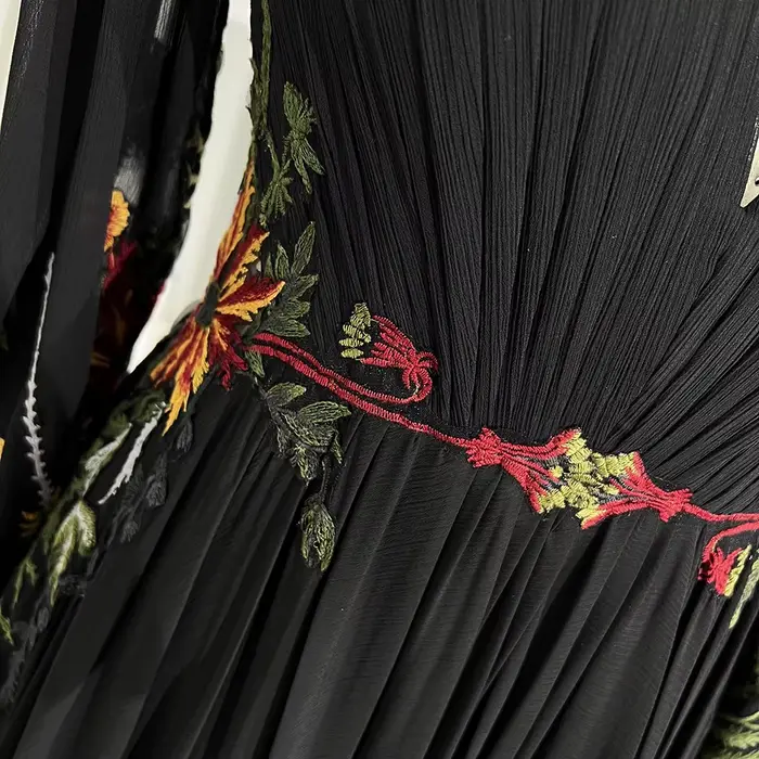 Mryarce robe de mariée noire à manches longues une ligne robes de mariée brodées florales colorées