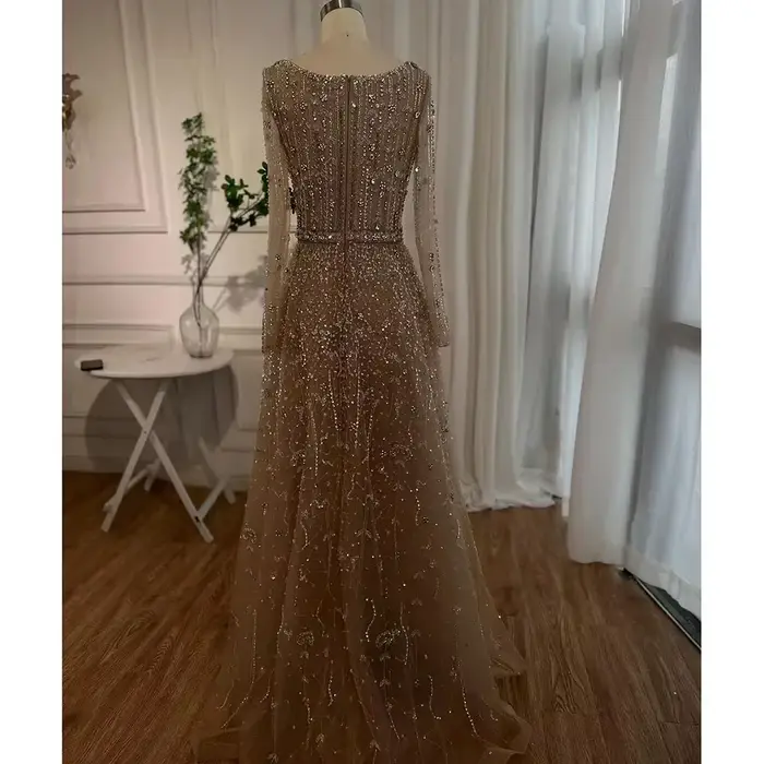 Robe de soirée longue en tulle avec perles et train de la cour coupe trapèze taille empire pour mariage gala et événement spécial