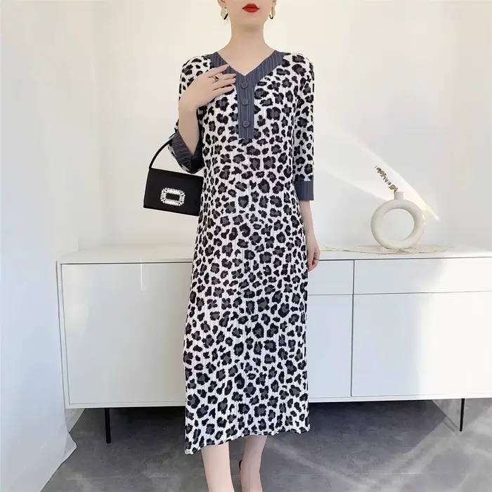 Robe léopard Miyake pour femme en polyester motif animalier col en V coupe régulière mi-mollet pour printemps été