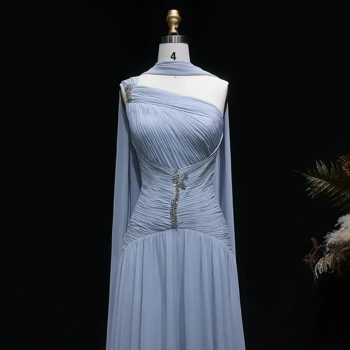 Robe de soirée trapèze en mousseline gris-bleu Sharon Said Dubai