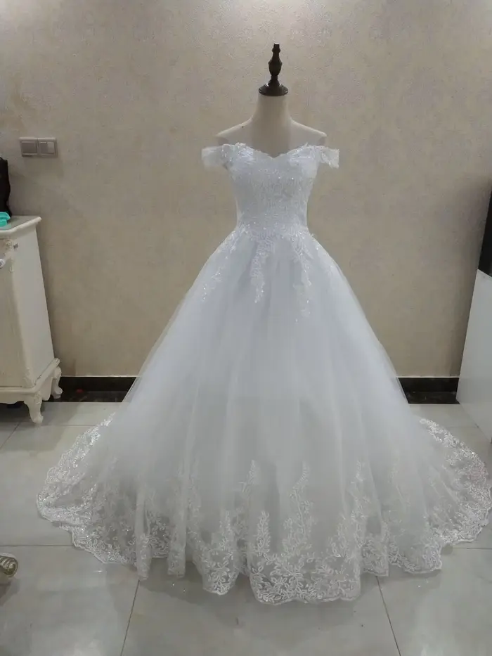 Robe de mariée princesse personnalisée en dentelle