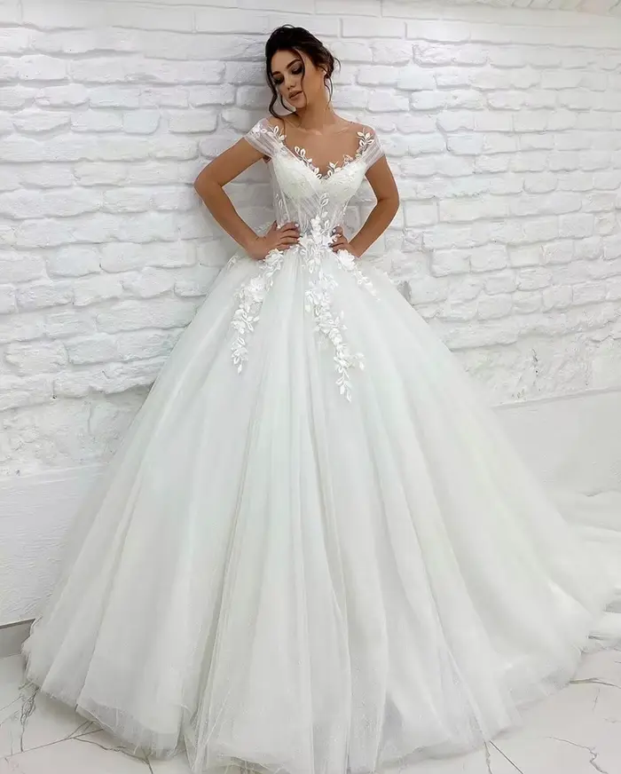 Robe de mariée princesse décolleté en V sans manches ornée de dentelle 3D et appliques pour femmes occasions spéciales soirée gala mariage