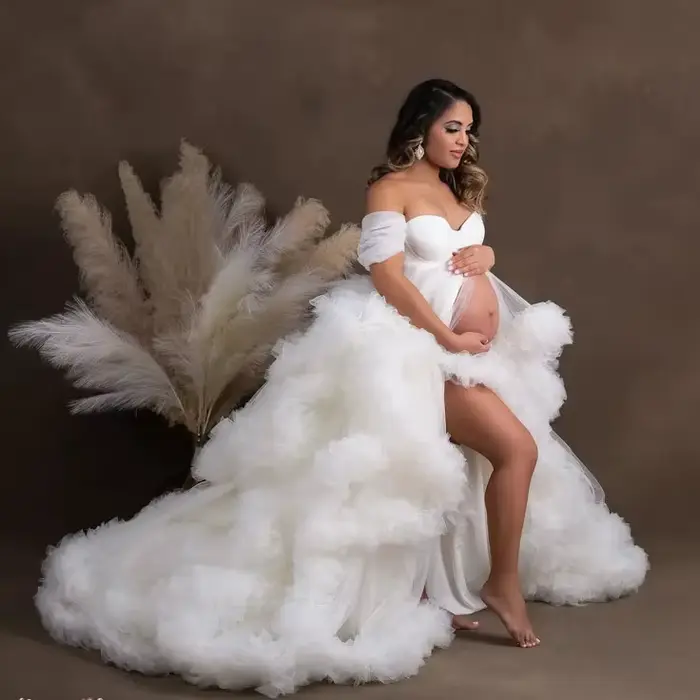 Robe de maternité blanche élégante pour séance photo ou fête prénatale, épaules dénudées, volants en
