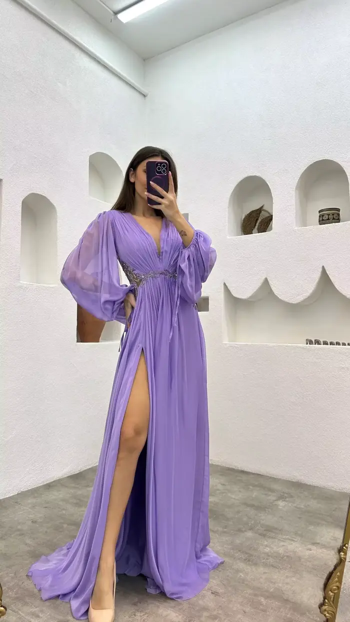 Robes de demoiselle d'honneur à manches longues avec fente col en V en mousseline de soie une ligne dentelle plissée
