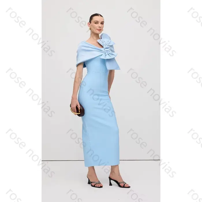 Robe de cocktail midi bleu clair personnalisée avec une épaule dénudée et un grand nœud