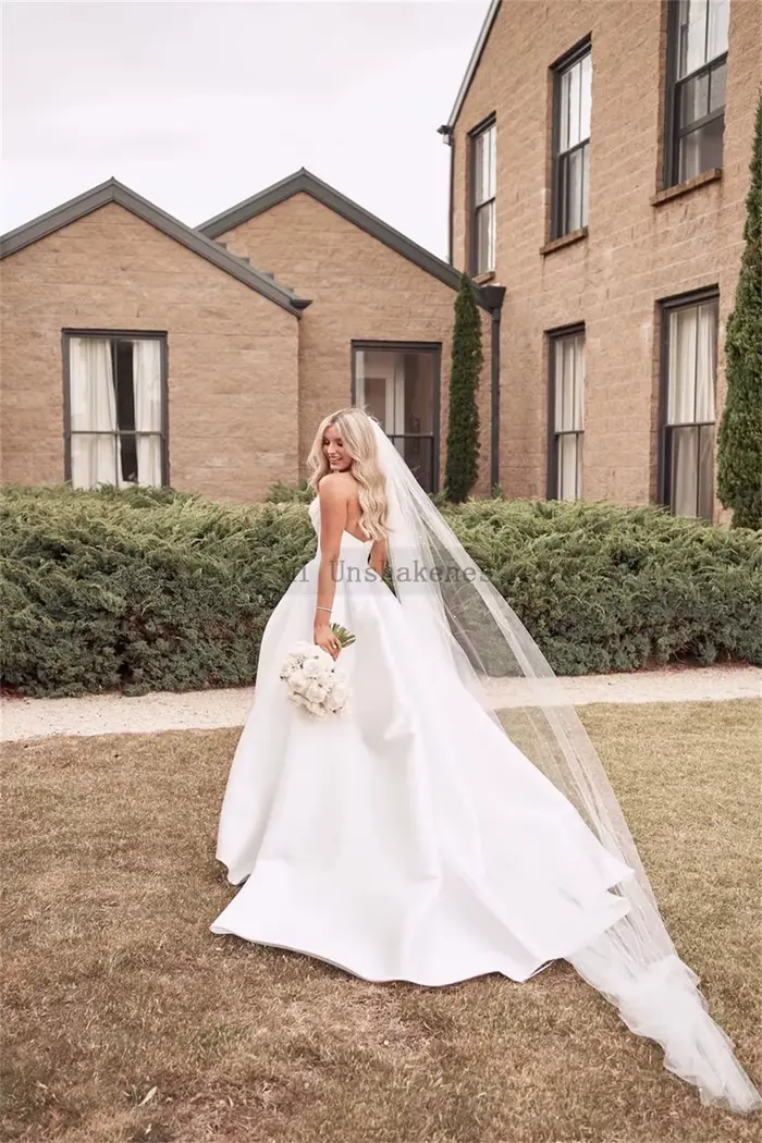 Robe de mariée en satin chic princesse avec fente haute et soutien-gorge intégré pour femmes occasions spéciales et cérémonies de mariage traditionnelles