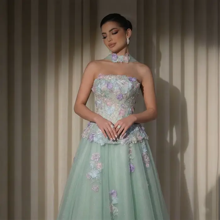 Robe de soirée élégante vert sauge Sharon Said 2026 avec écharpe