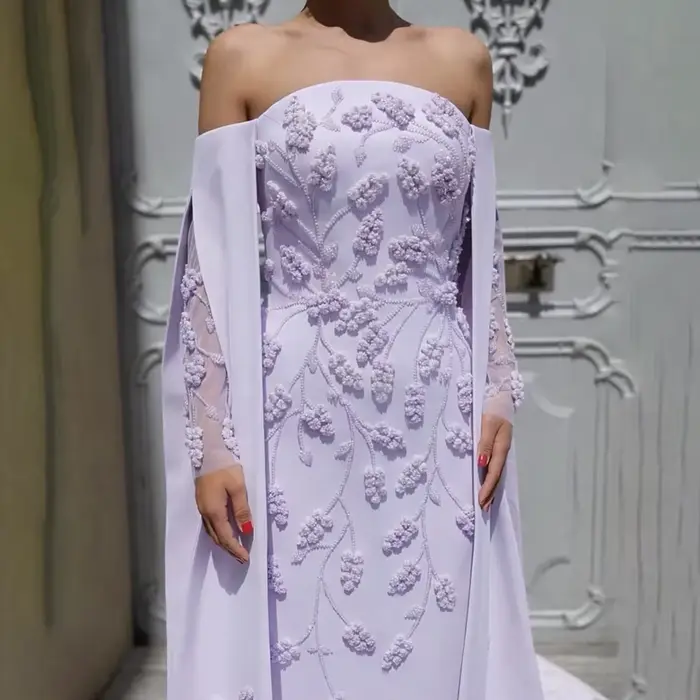 Robe de soirée élégante en polyester avec applications florales lilas, pour femmes, soirée officielle, mariage, cérémonie, élégance moderne, soutien-gorge intégré, disponible en plusieurs couleurs et tailles
