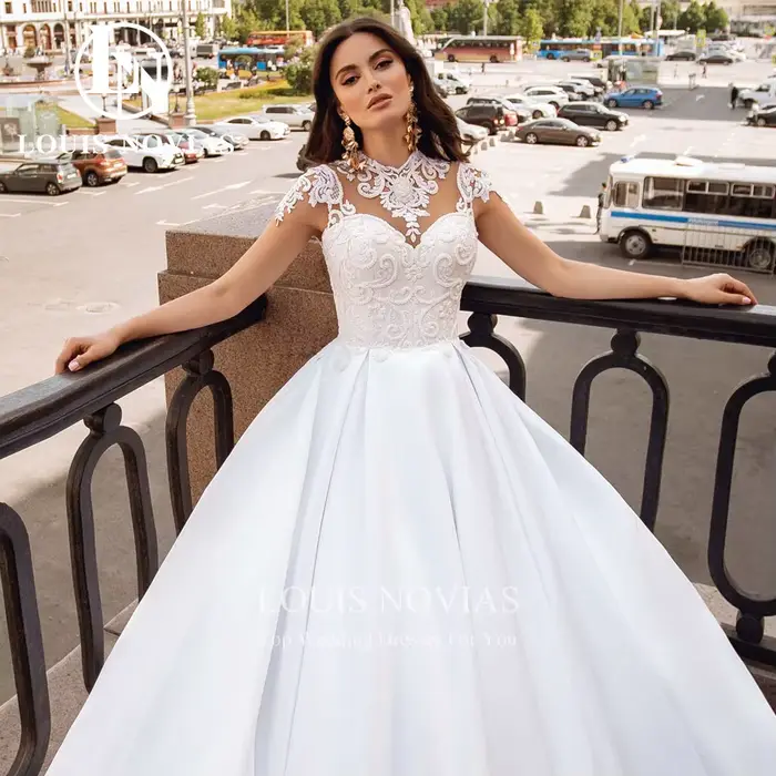 Modiis-Robe de mariée Sarin en dentelle perlée détaillée