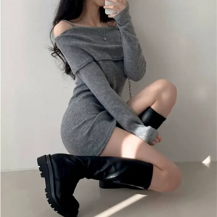 Mini robe tricotée noire épaules dénudées