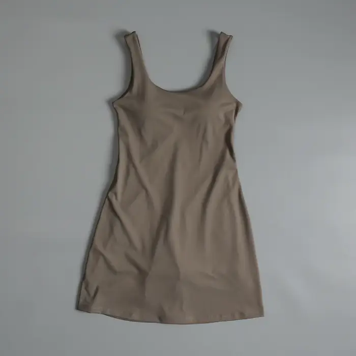 Robe de tennis pour femmes en polyester haute élasticité pour sport et yoga élégante et confortable pour l'entraînement et les compétitions