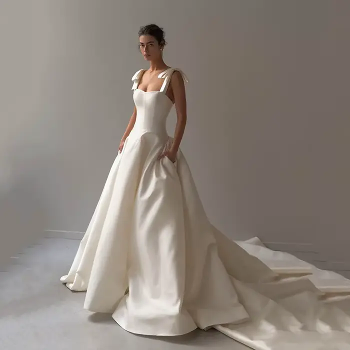 Robe de mariée blanche Eightree coupe trapèze, décolleté cœur, traîne balayante, dos nu, avec nœud, 