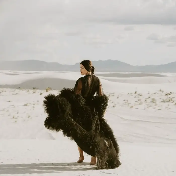 Robe de mariée sexy noire en tulle à volants avec ceinture, devant ouvert, manches longues bouffantes, pour séance photo et événements formels