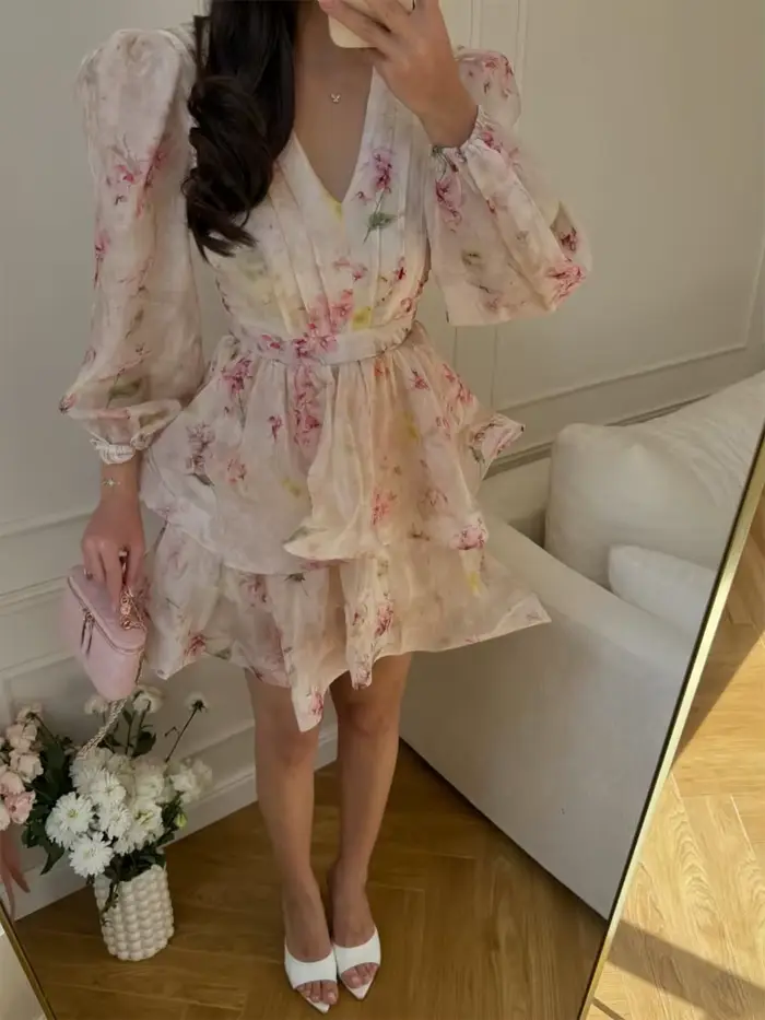 Robe Courte Femme Imprimé Floral Col V Manches Ballon Détail Trou de Clé Ourlet Volanté Étages