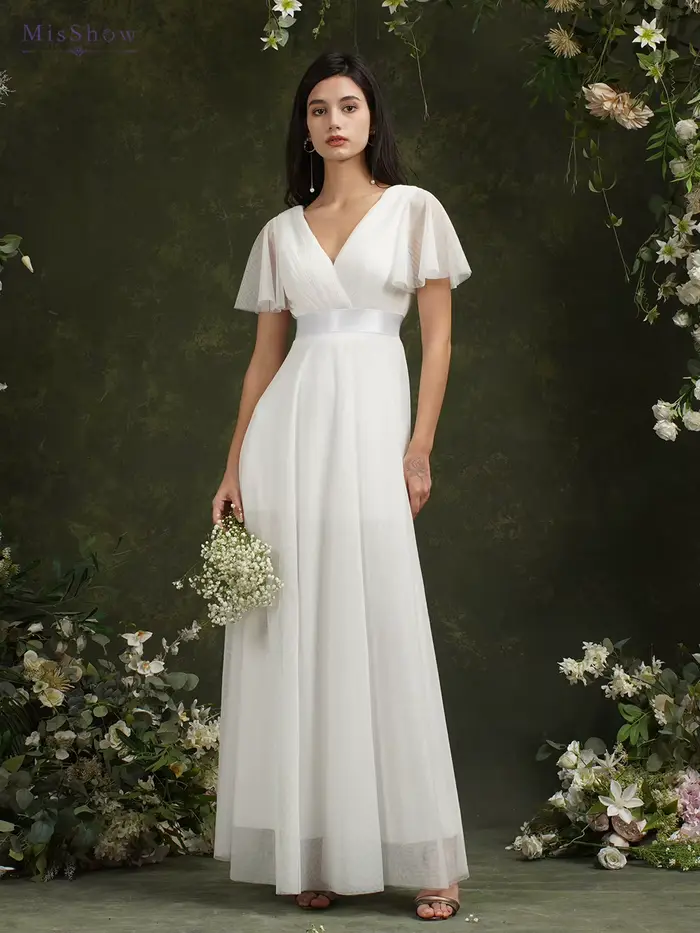 Robe de mariée ivoire en mousseline et satin silhouette une ligne col en V sans manches pour mariage et occasions spéciales