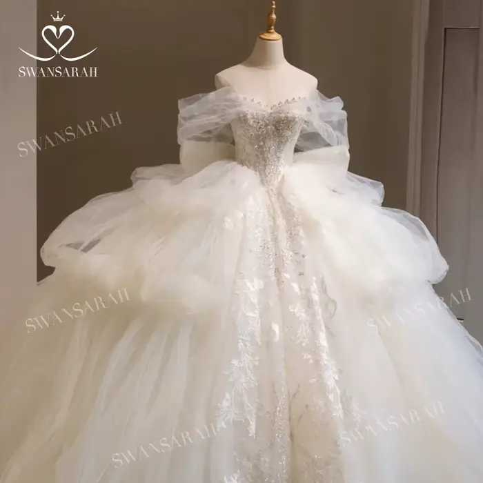 Robe de mariée perlée avec train