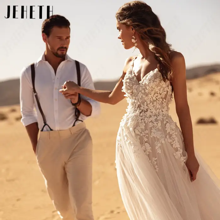 JEHETH Robe de Mariée Tulle Coupe A Bretelles Fines Col V Profond Appliques Dentelle Florale 3D Dos Illusion Nu Grande Fente Latérale Traîne Chapelle Shooting Dunes Désertiques Bohème au Coucher de So