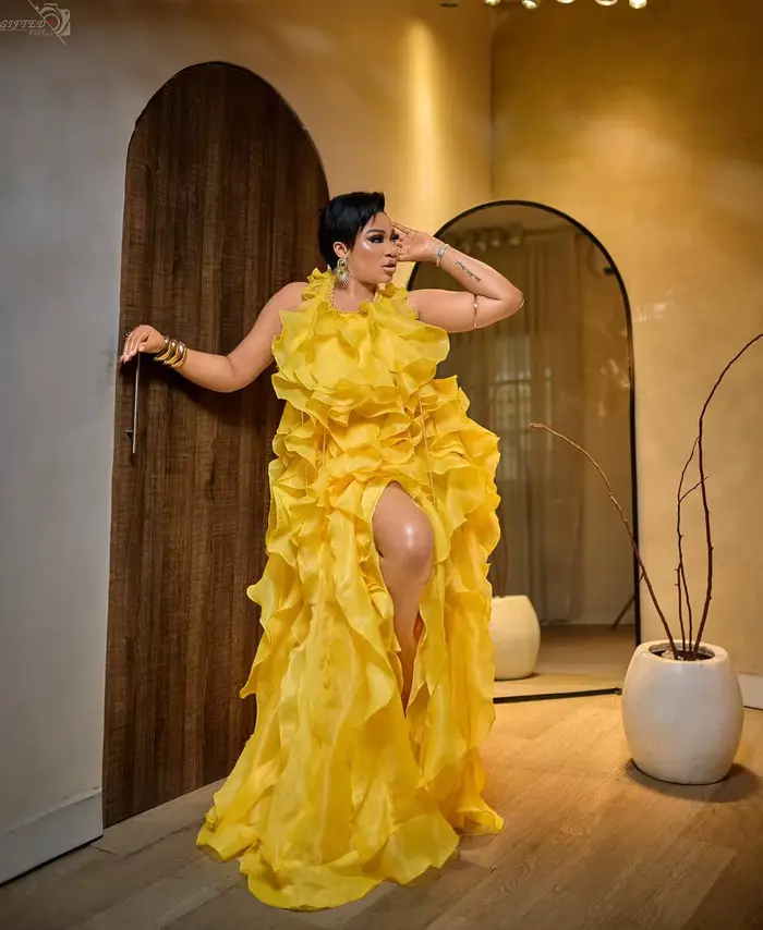 Charmante robe longue à volants jaune en tissu polyester de haute qualité