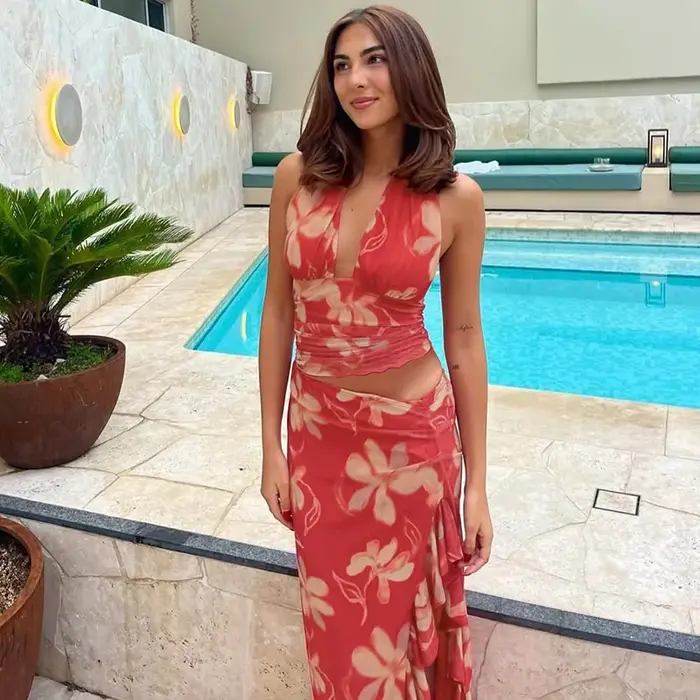 Robe Halter Rouge Moulante à Décolleté Plongeant et Découpes à la Taille
