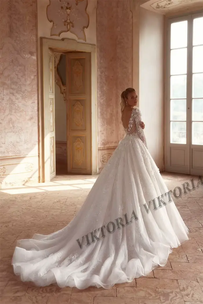 Robe de mariée Viktorias en polyester personnalisable pour femme avec col en V et train de brosse pour cérémonies et occasions spéciales