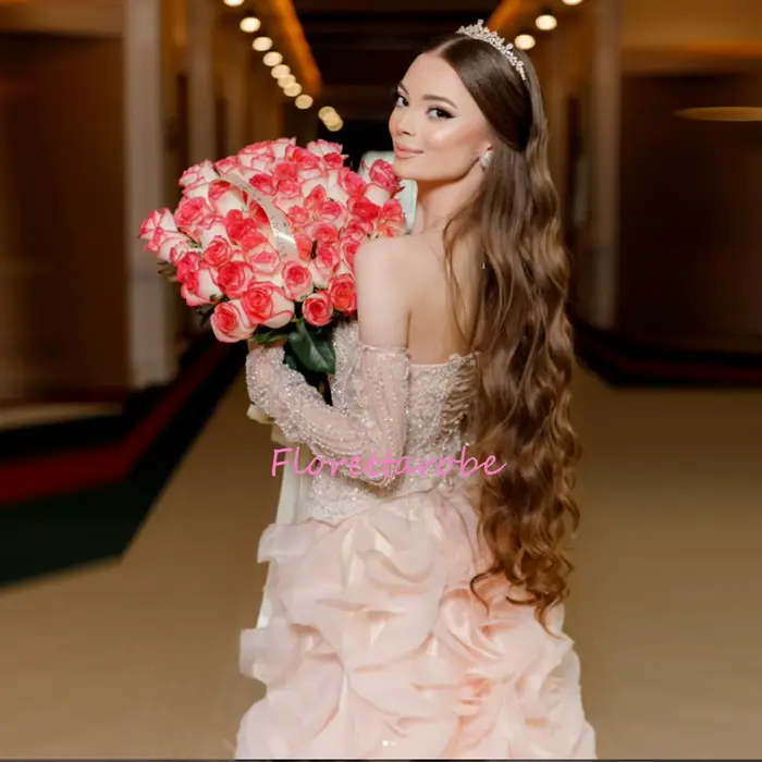 Robe de mariée rose à épaules dénudées