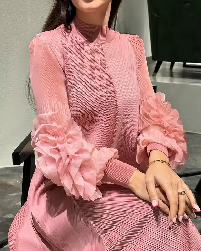 Femmes élégantes robes de soirée 2025 été nouvelle couleur unie classique à manches longues plaque fleur conception