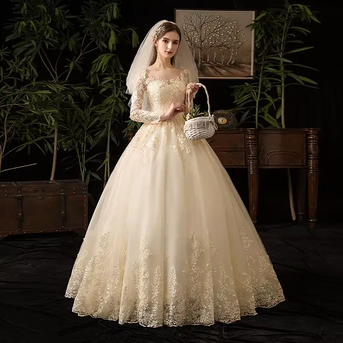 Robe de mariée musulmane en dentelle luxe avec manches longues et traînée de balayage pour mariage élégant