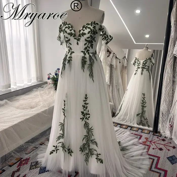 Robe de mariée en tulle plissé vert olive avec manches décolorées pour patients de la forêt collection printemps 2025 occassions spéciales naturellement coloré