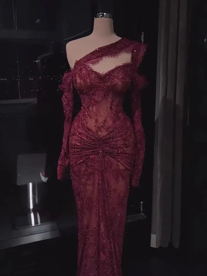 Robe sirène de soirée en dentelle perlée rouge bordeaux pour femmes, balayage, sans bretelles, perles appliquées, coupe sirène, bal, mariage, événements formels