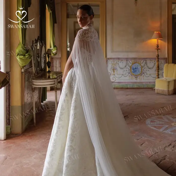 Robe de mariée SwanSarah sans manches, personnalisable en polyester, avec détails en dentelle et appliques florales pour mariage élégant et sophistiqué