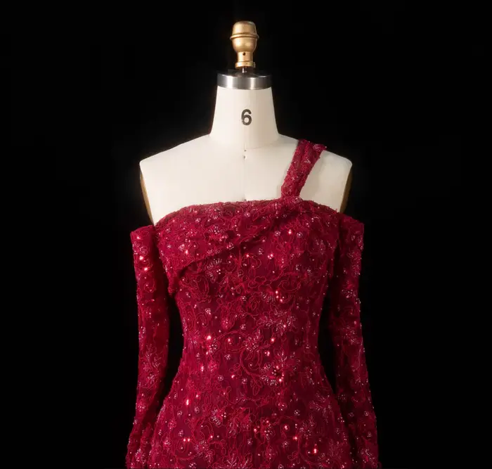 Robe de soirée sirène élégante rouge bordeaux Sharon Said Dubai avec perles florales lourdes