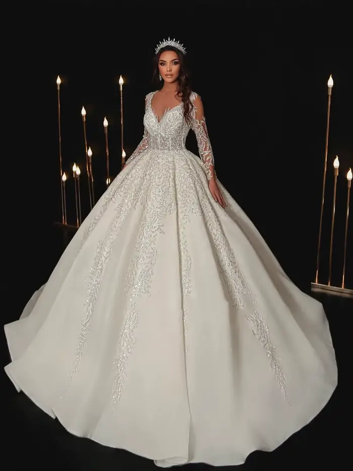Robe de mariée moderne une ligne en dentelle avec appliques et manches longues pour femmes occasions spéciales