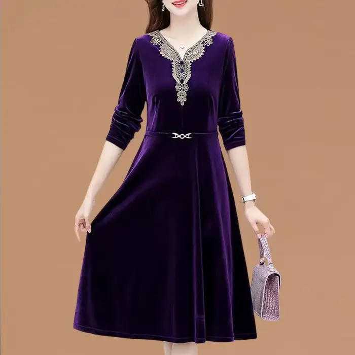 Robe élégante en velours violet avec dentelle brodée